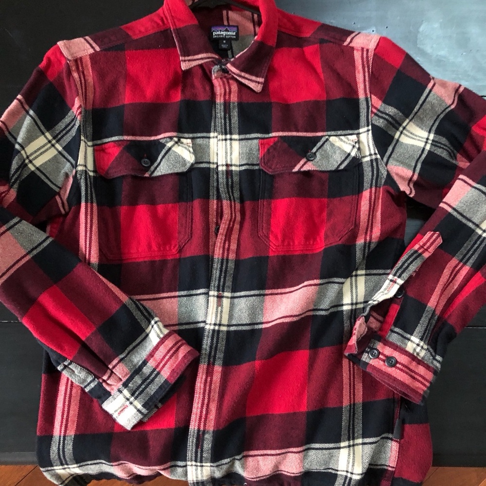 Mens’s Patagonia MW long sleeve fjord flannel shirt with pockets.